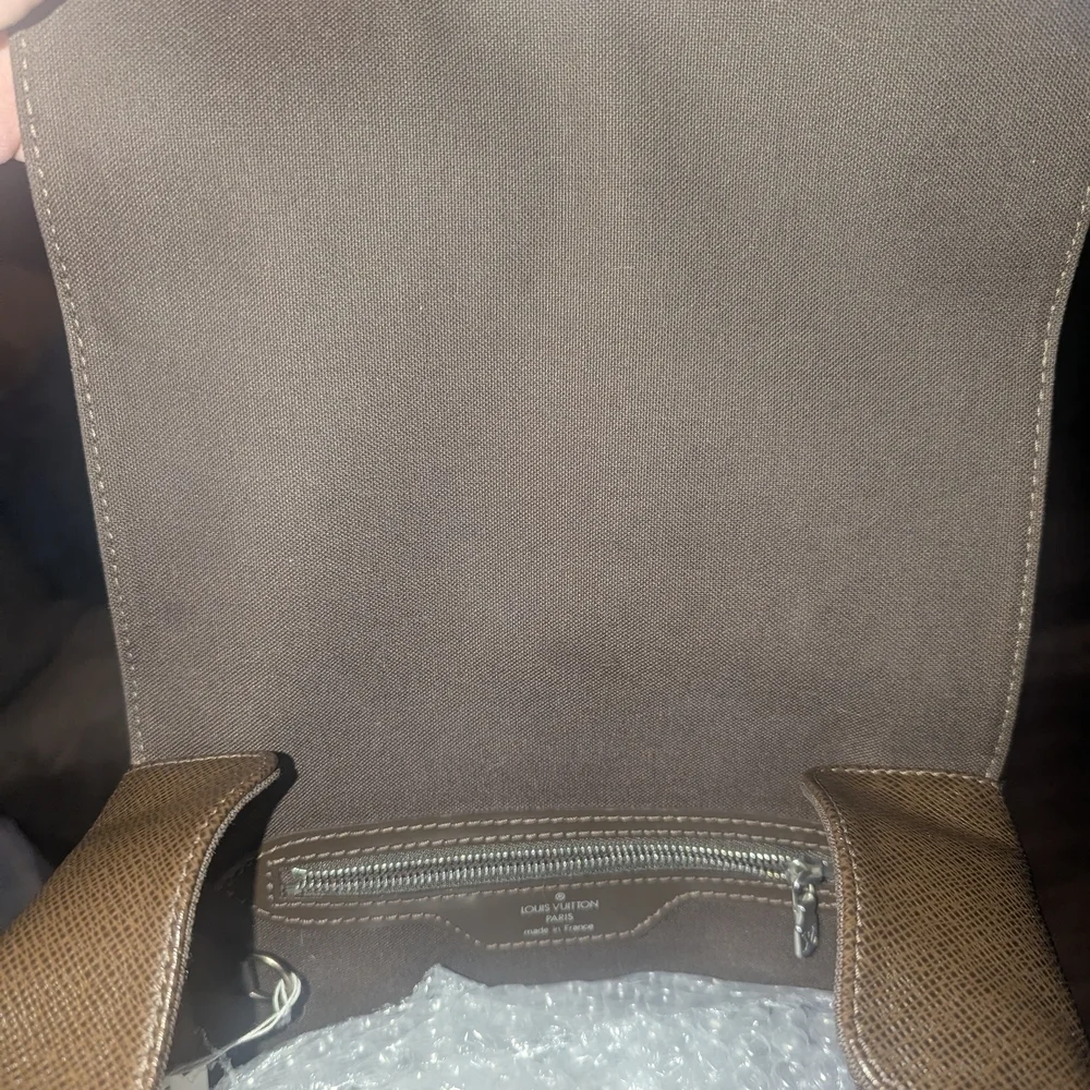 Authentic Yaranga Camera bag Louis Vuitton..Unisex